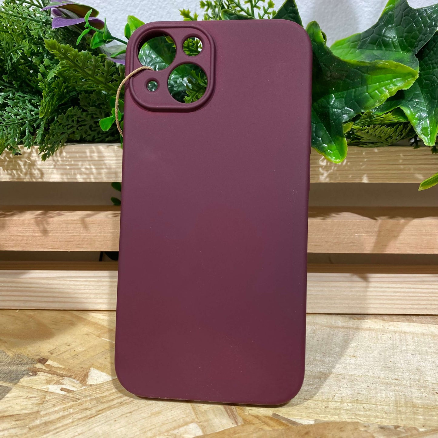 Achat coque iPhone autour de moi à Aix en Provence pour iPhone 14 couleur bordeaux prune chez Neo Mobile