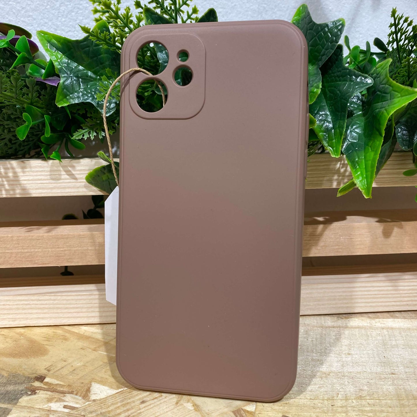 Acheter une coque de protection pour iPhone 12 à Aix en Provence couleur taupe, beige, marron dans le magasin de vente de coques de téléphone iPhone.