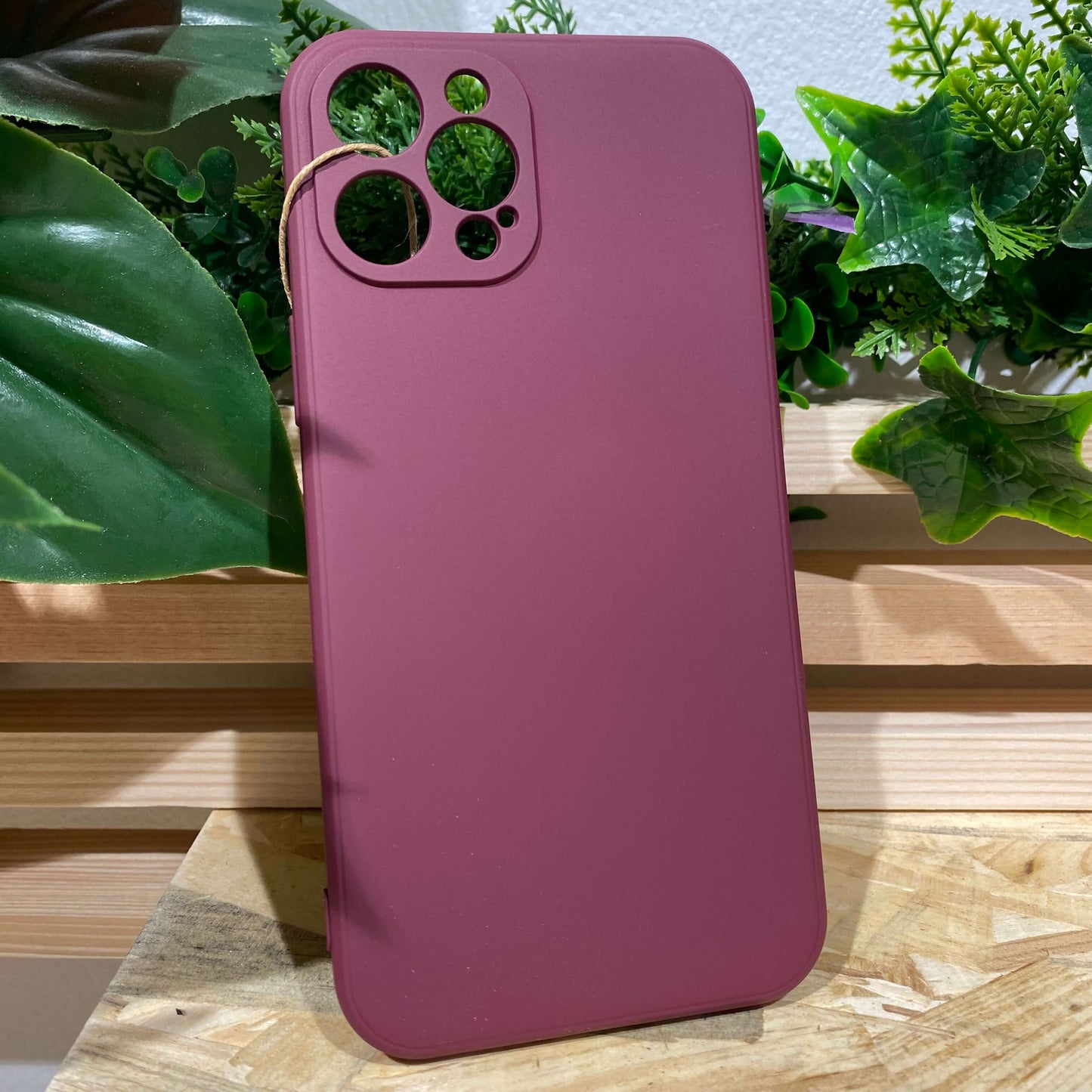 Acheter une coque de protection pour iPhone Ă Aix en Provence pour iPhone 12 Pro Max couleur bordeaux rouge prune