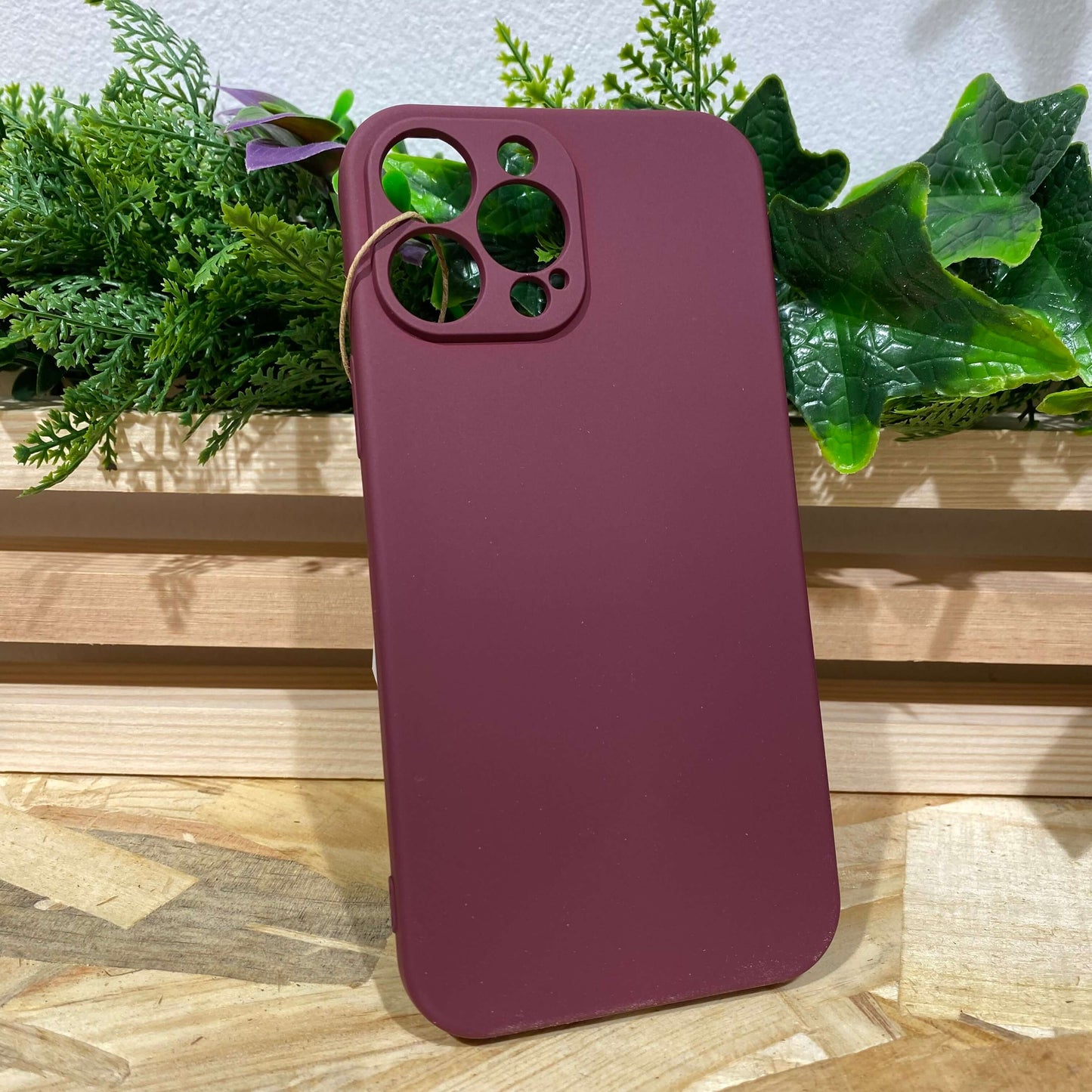 Acheter coque iPhone Aix en Provence. compatible iPhone 13 Pro Max. En vente chez Neo Mobile couleur bordeaux, prune