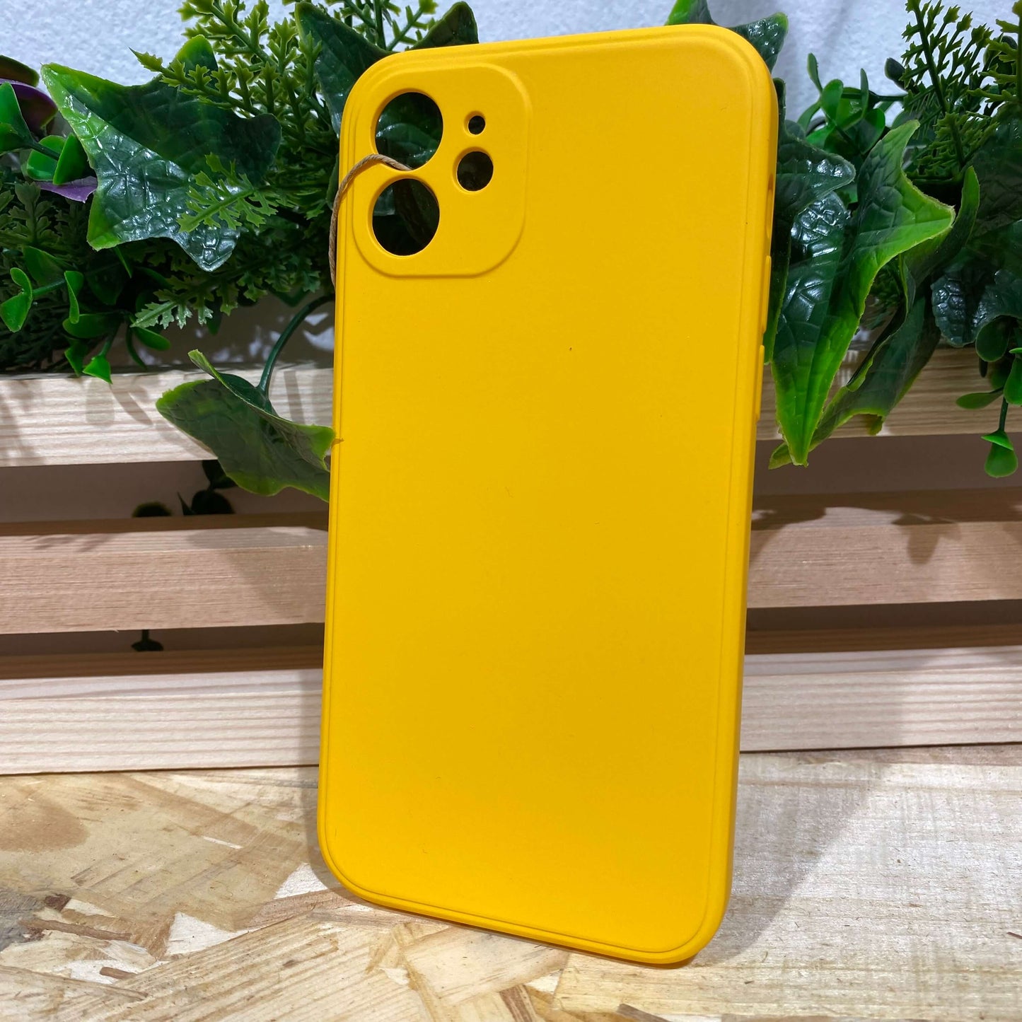Acheter une coque de protection pour iPhone 12 à Aix en Provence couleur jaune dans le magasin de vente de coques de téléphone iPhone.