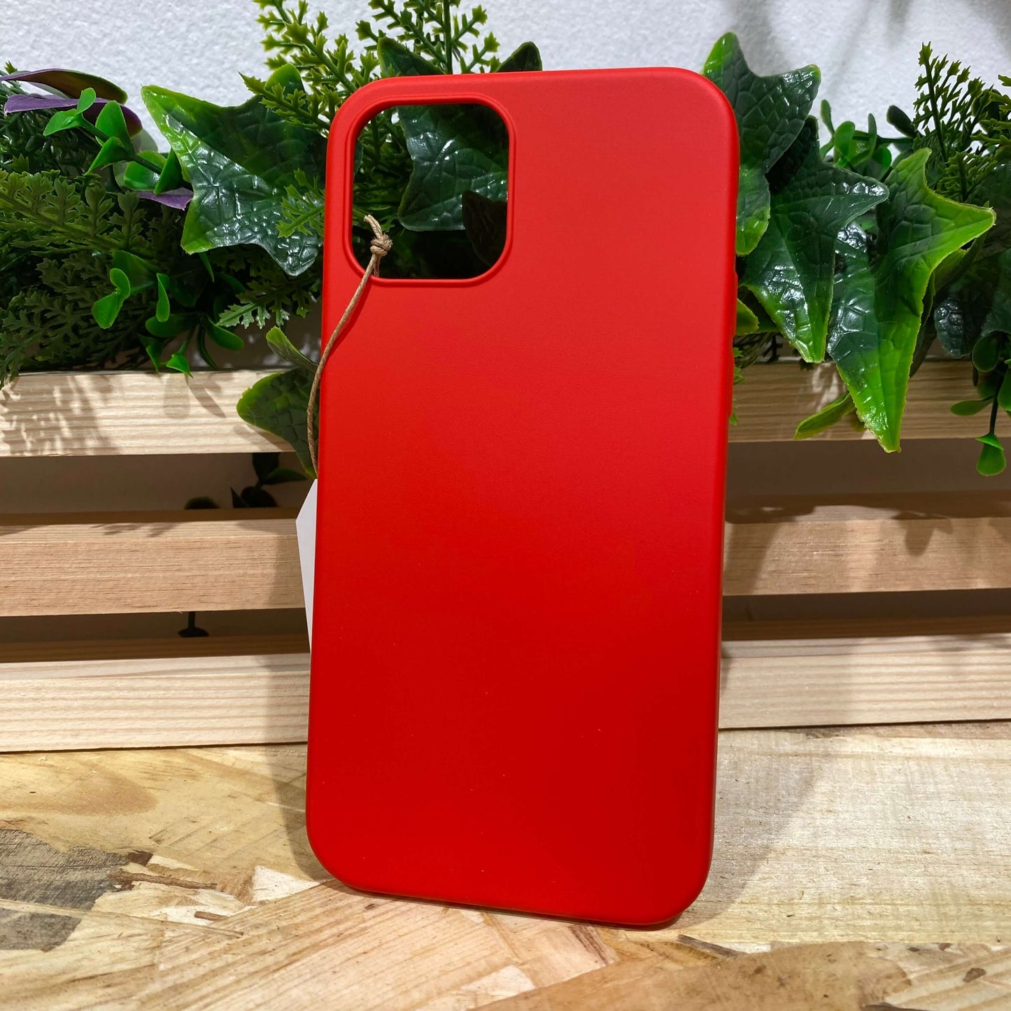 Acheter une coque flash de protection pour iPhone 12 à Aix en Provence couleur rouge dans le magasin de vente de coques de téléphone iPhone.