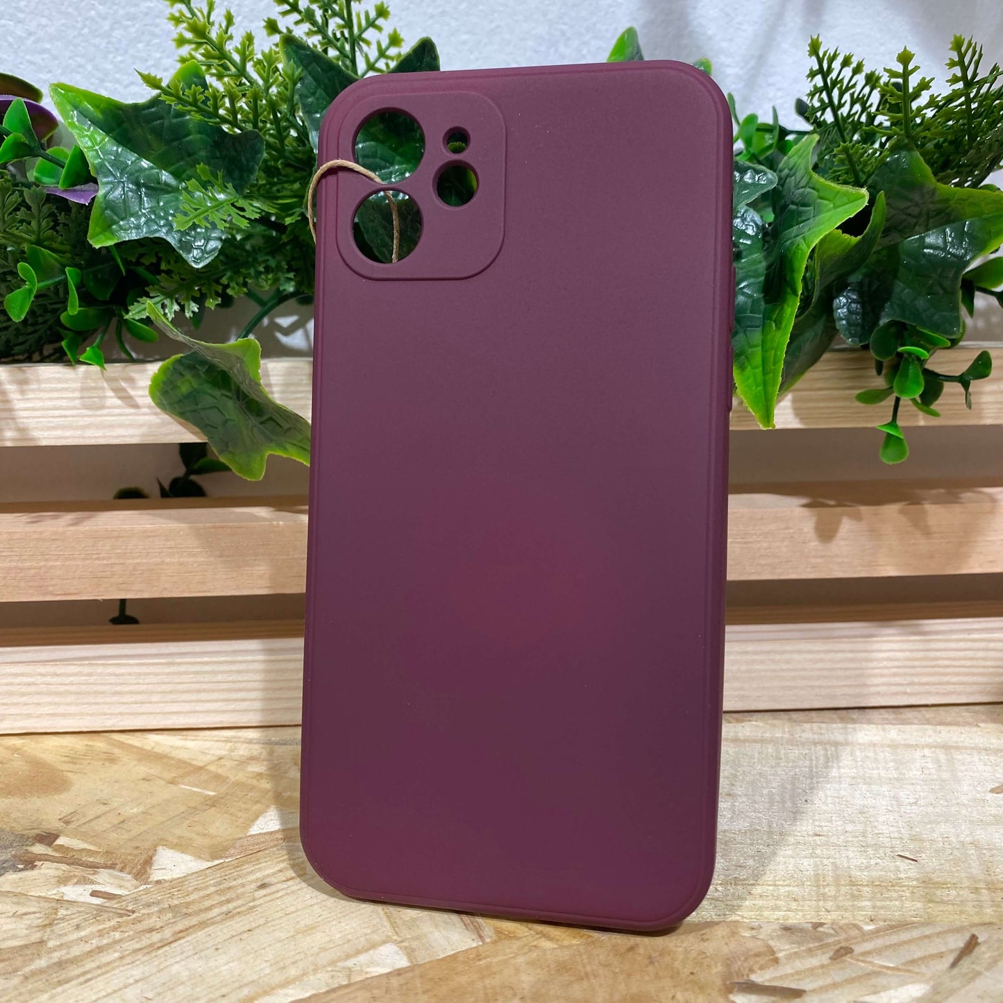 Acheter une coque de protection pour iPhone 12 à Aix en Provence couleur rouge, bordeaux dans le magasin de vente d'accessoires de téléphone iPhone.
