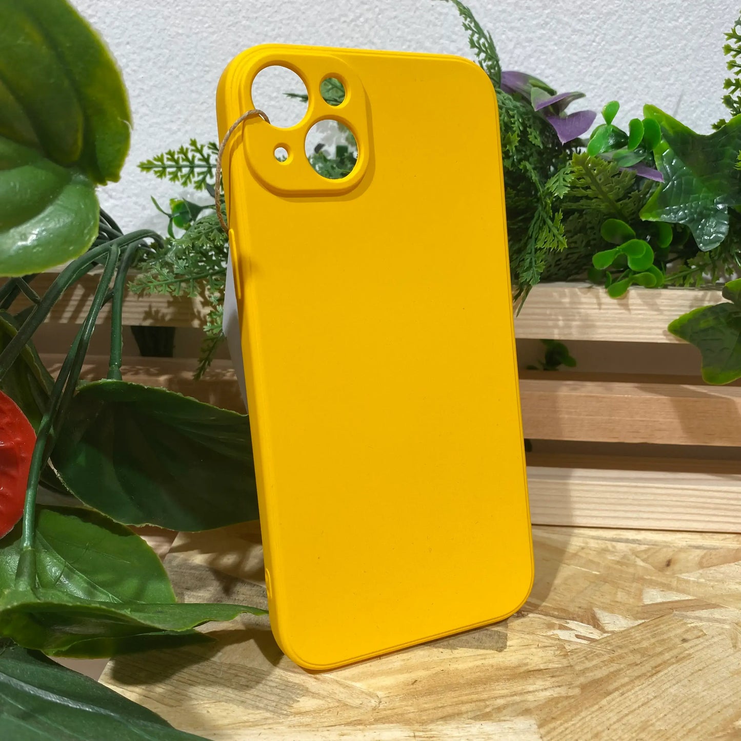 Acheter une coque de protection antichoc pour iPhone 14 Plus couleur jaune Ă Aix en Provence chez Neo Mobile