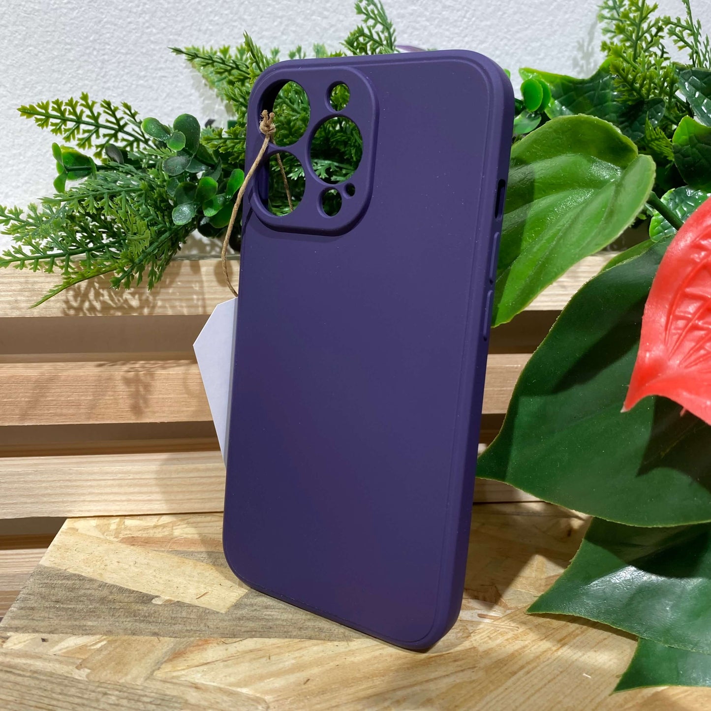 Acheter une coque iPhone à Aix en Provence pour iPhone 13 Pro violet aubergine dans le magasin de vente d'accessoires Neo Mobile™