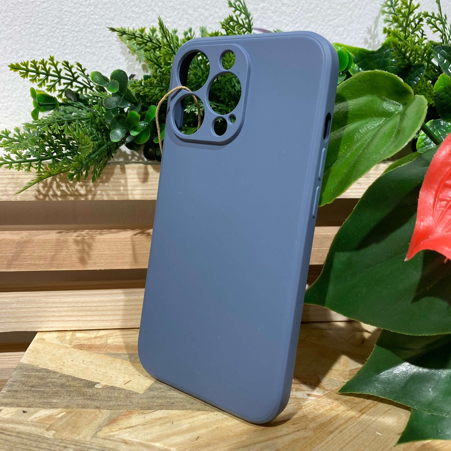 Acheter une coque iPhone à Aix en Provence pour iPhone 13 Pro bleu abyssal dans le magasin de vente d'accessoires Neo Mobile™