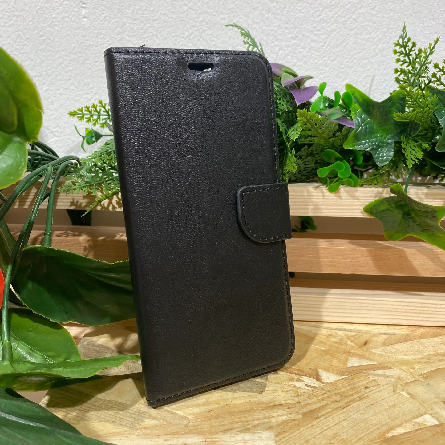 Acheter une étui portefeuille de protection antichoc pour iPhone 14 Plus de couleur noir à Aix en Provence chez Neo Mobile