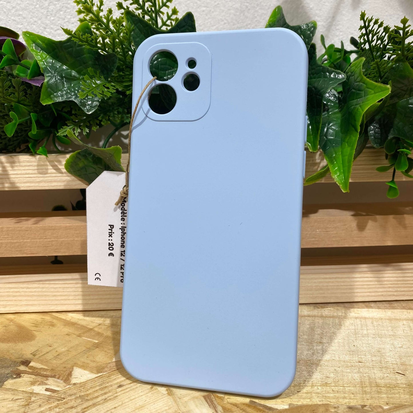 Acheter une coque de protection pour iPhone 12 à Aix en Provence couleur bleu clair, azur dans le magasin de vente de coques de téléphone iPhone.