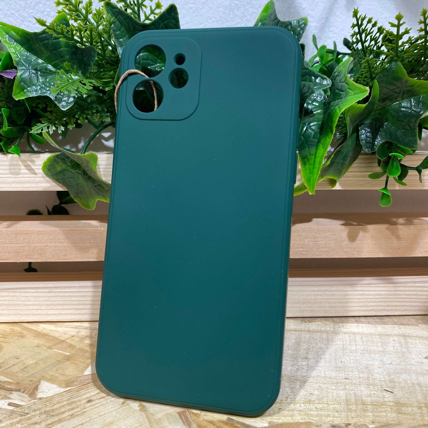 Acheter une coque de protection pour iPhone 12 à Aix en Provence couleur vert, vert foncé dans le magasin de vente d'accessoires de téléphone iPhone.