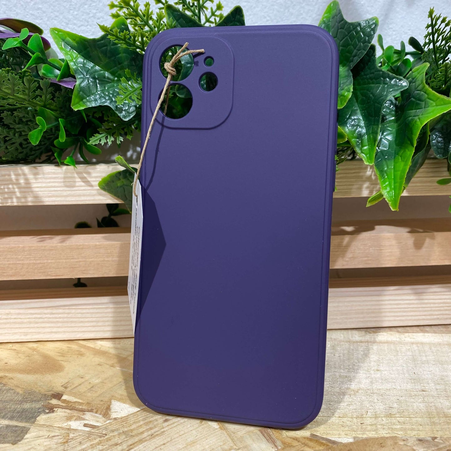 Acheter une coque de protection pour iPhone 12 à Aix en Provence couleur violet, aubergine dans le magasin de vente de coques de téléphone iPhone.