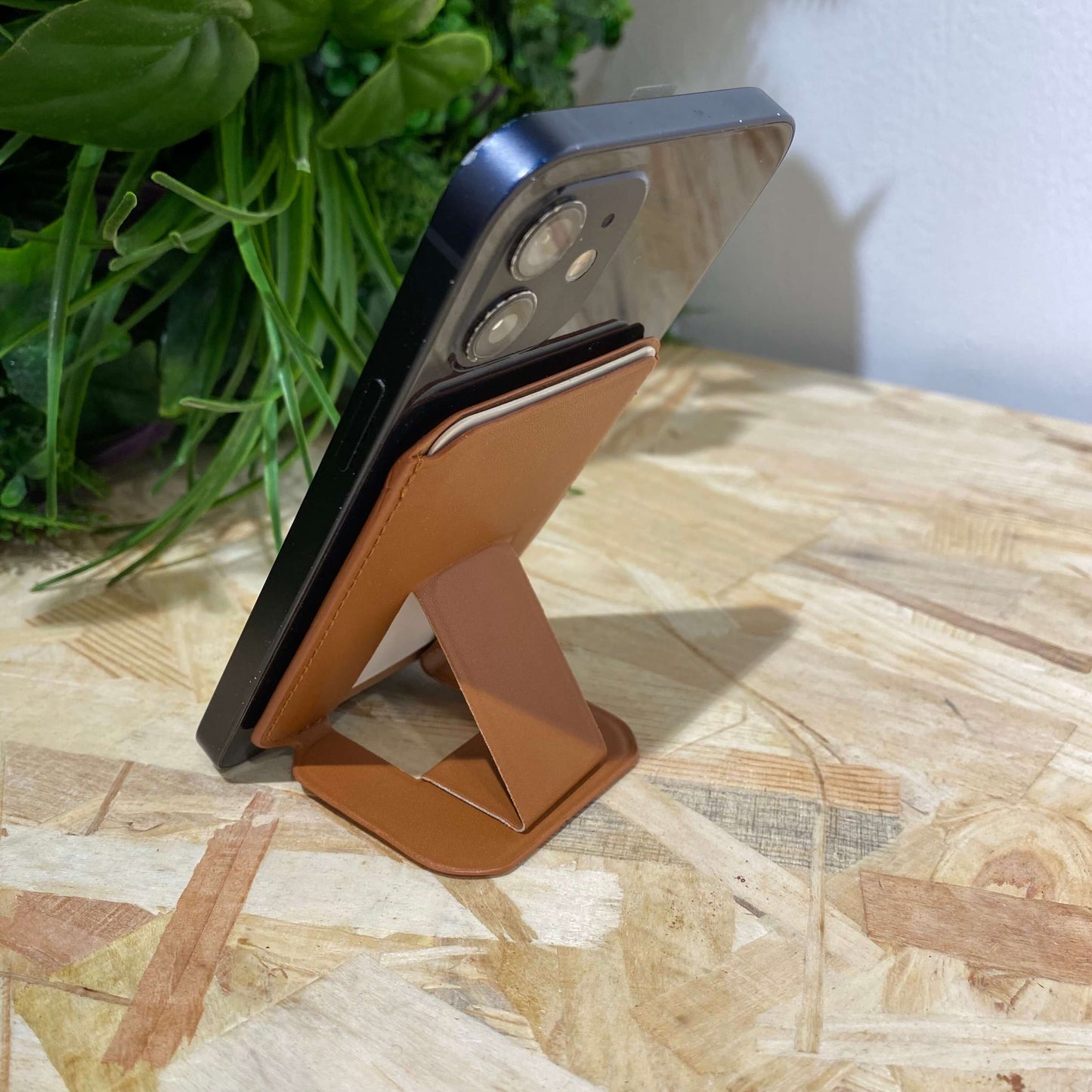 Acheter un support Magsafe qui fait également porte-cartes en cuir véritable chez Neo Mobile à Aix en Provence