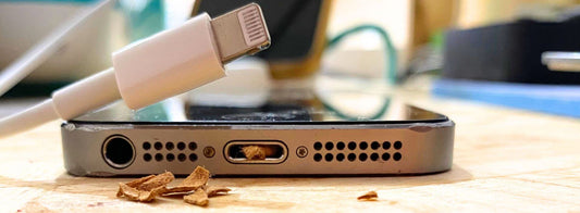 Votre iPhone ne charge plus ? Pensez à nettoyer le connecteur