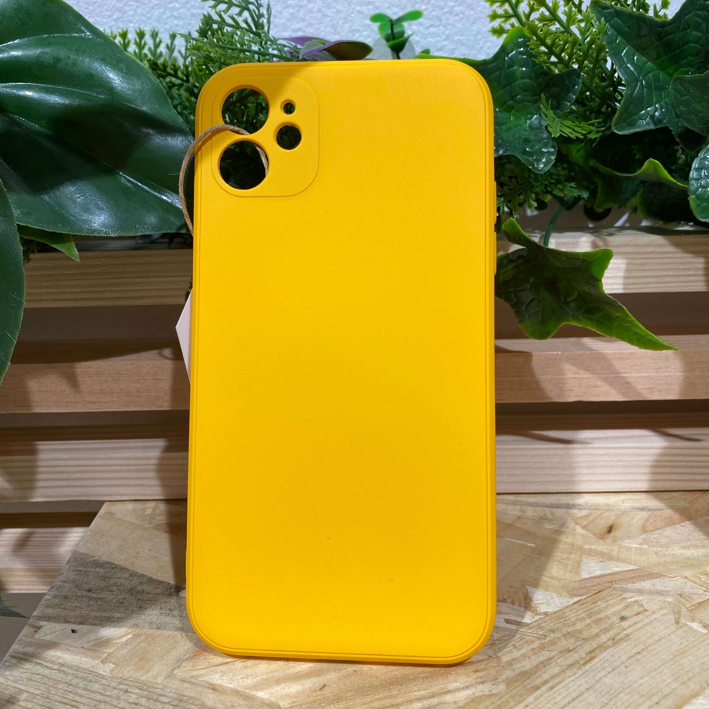 Acheter coque de protection pour iPhone 11 couleur jaune à Aix en Provence dans le magasin d'accessoire pour smartphone Neo Mobile