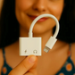 Achat d'un adaptateur iPhone pour brancher les écouteurs. En vente chez Neo Mobile à Aix-en-Provence