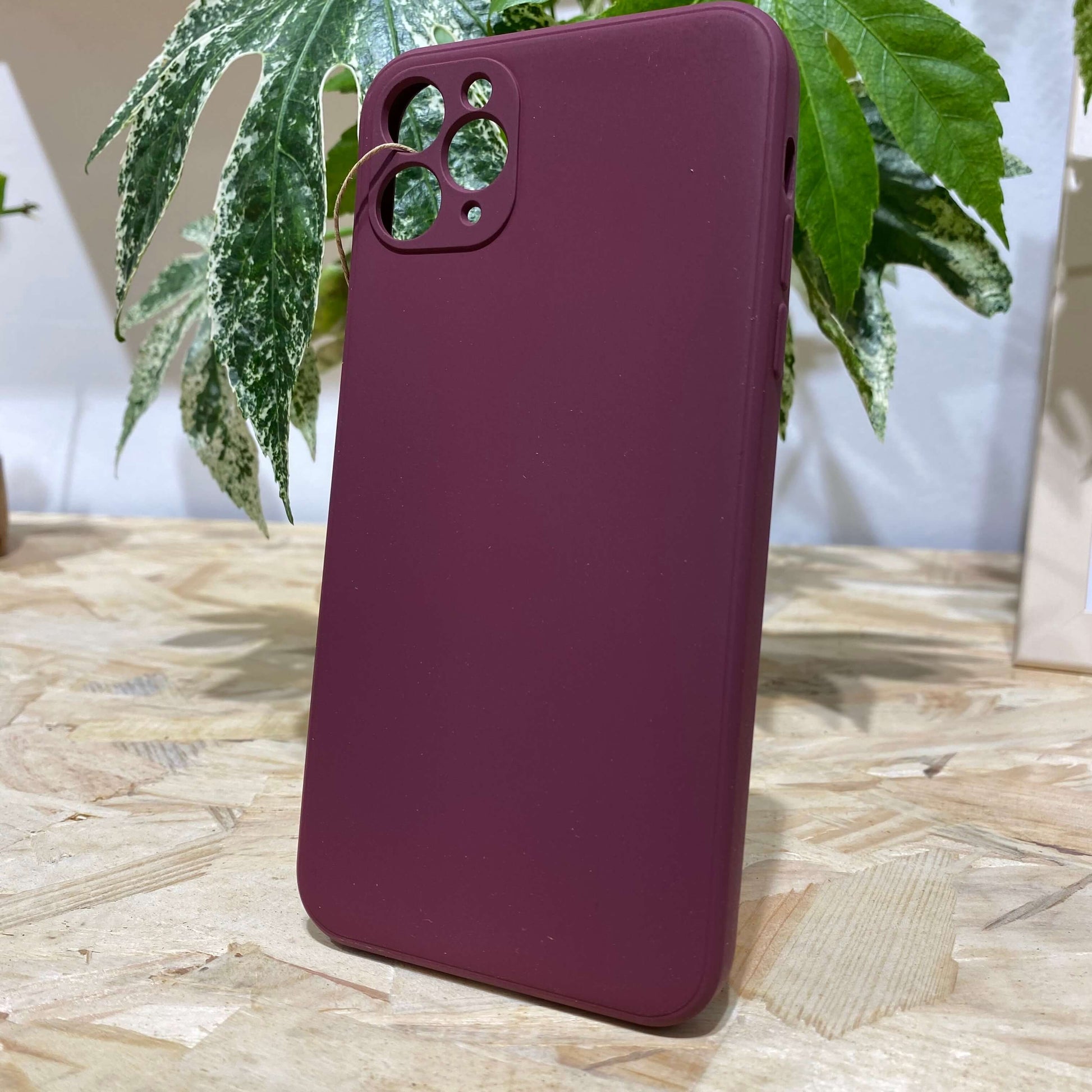 acheter coque de protection de téléphone pour iPhone 11 Pro Max à Aix en Provence couleur rouge, couleur bordeaux dans le magasin de vente d'accessoires et de réparation Neo Mobile 