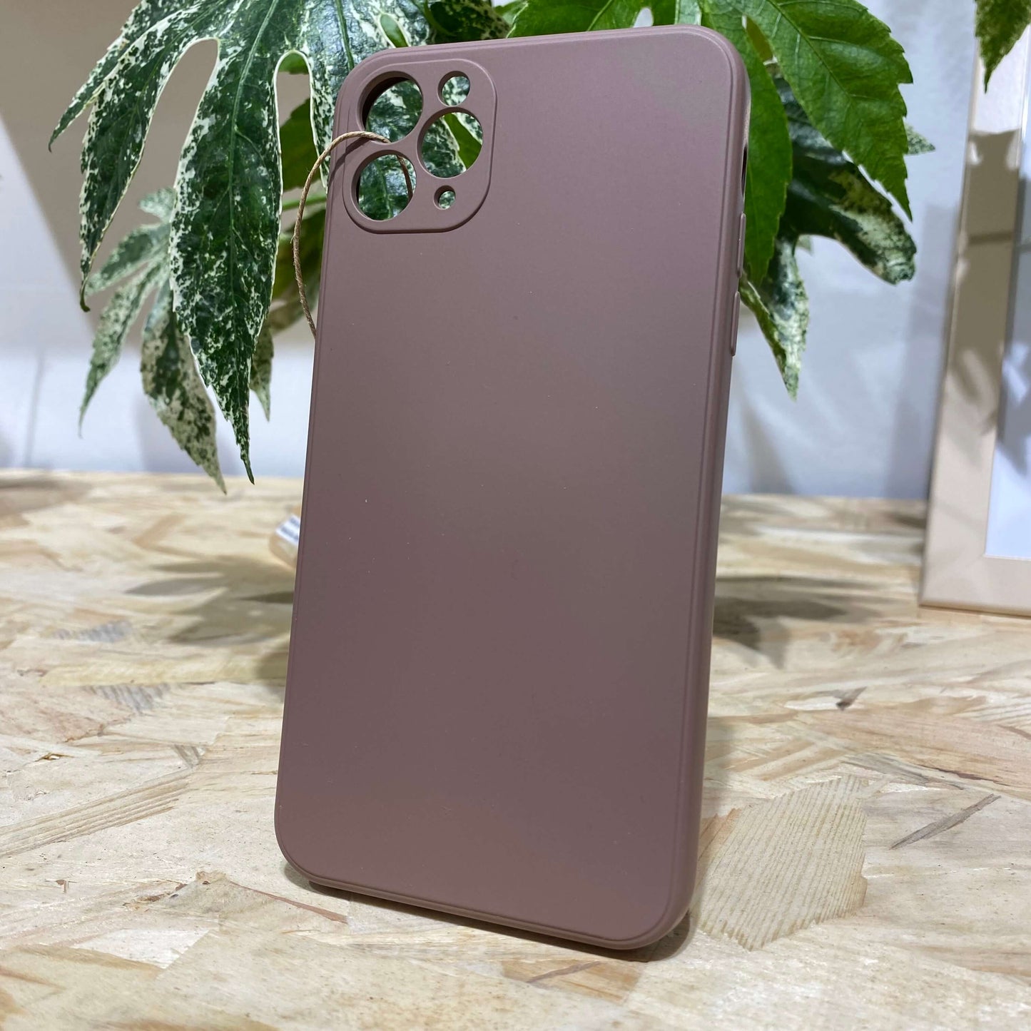 ou trouver une coque de protection de téléphone pour iPhone 11 Pro Max à Aix en Provence couleur taupe, couleur beige dans le magasin de vente d'accessoires et de réparation Neo Mobile 