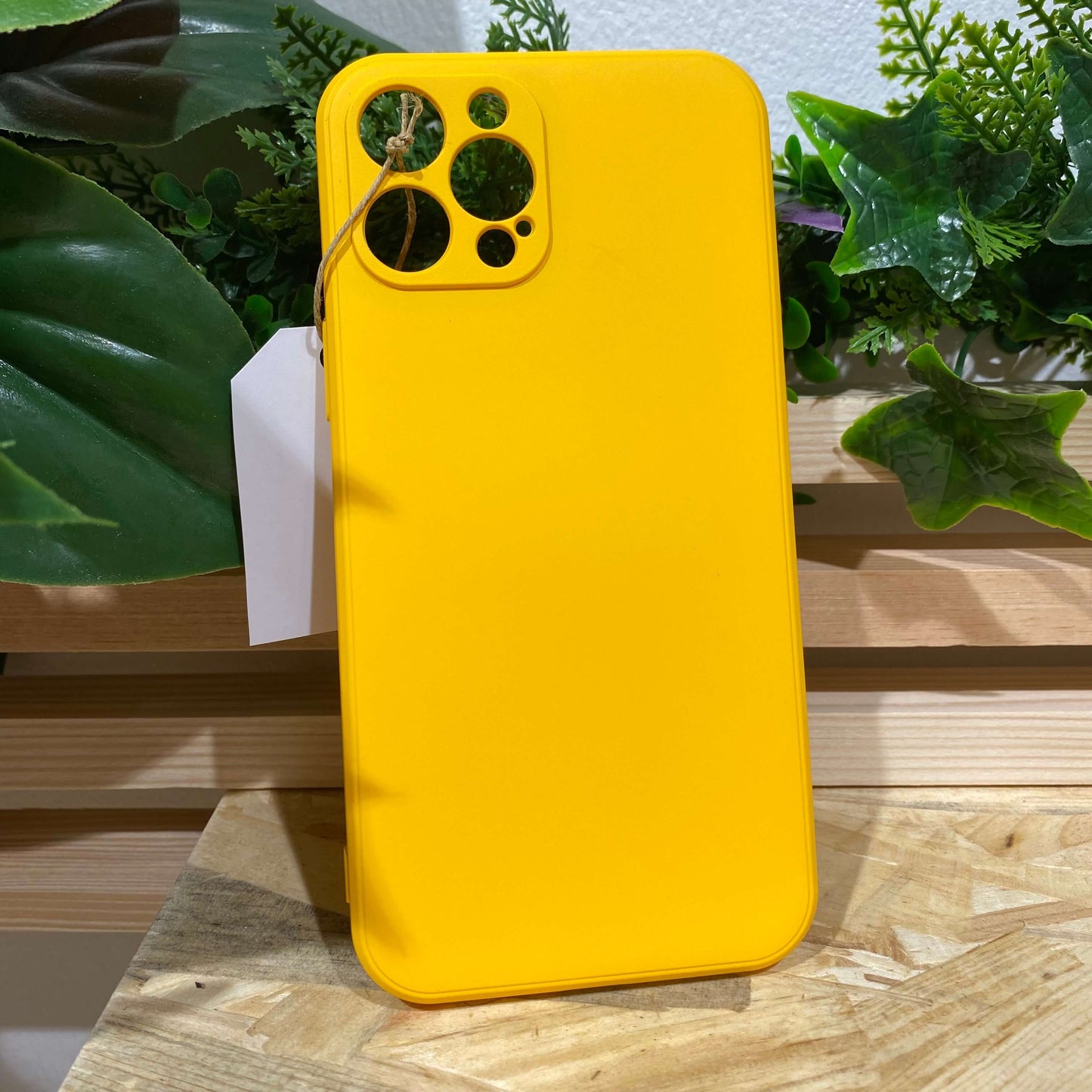 Où acheter une coque de protection pour iPhone à Aix en Provence ? chez Neo Mobile pour votre iPhone 12 Pro Max couleur jaune