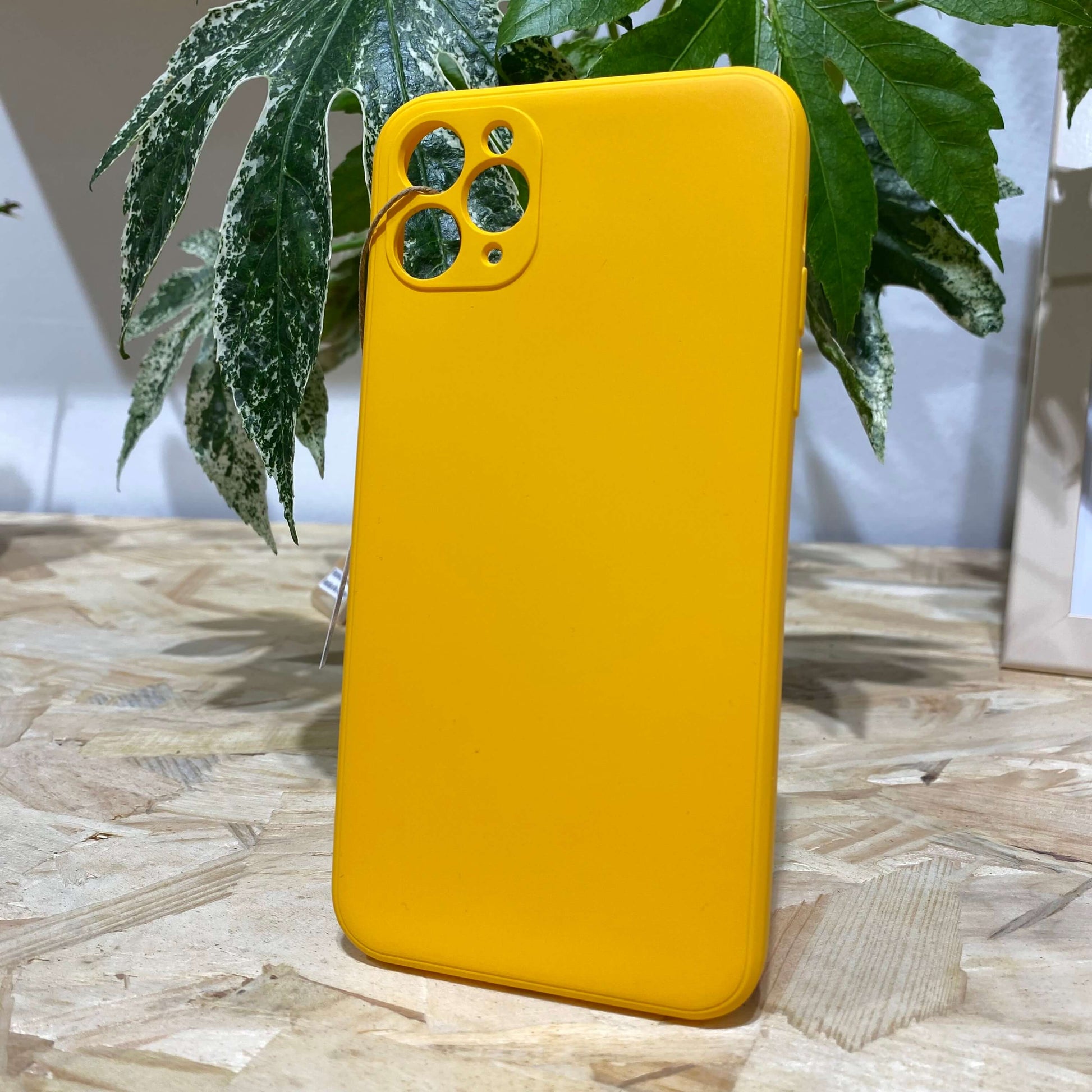 acheter coque de protection de téléphone pour iPhone 11 Pro Max à Aix en Provence couleur jaune, couleur flash dans le magasin de vente d'accessoires et de réparation Neo Mobile 