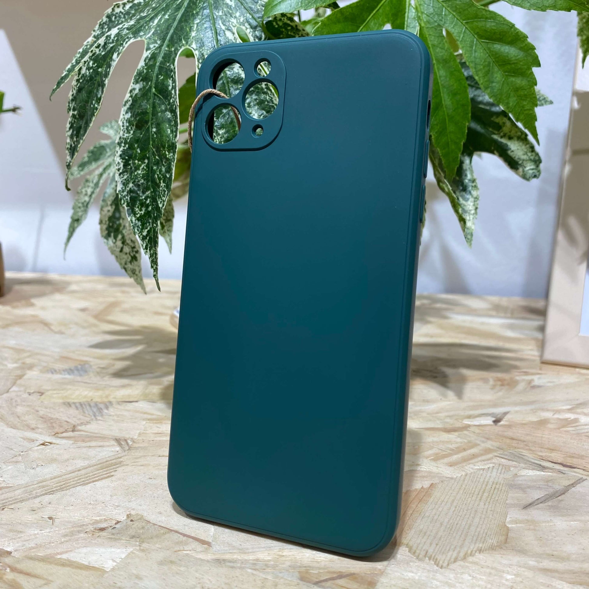 acheter protection de téléphone iPhone 11 Pro Max à Aix en Provence couleur vert foncé, vert forêt dans le magasin de vente d'accessoires et de réparation Neo Mobile 