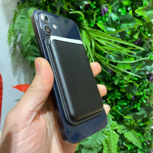 Aperçu d'un porte-cartes Magsafe noir sur un iPhone 12 chez Neo Mobile à Aix en Provence