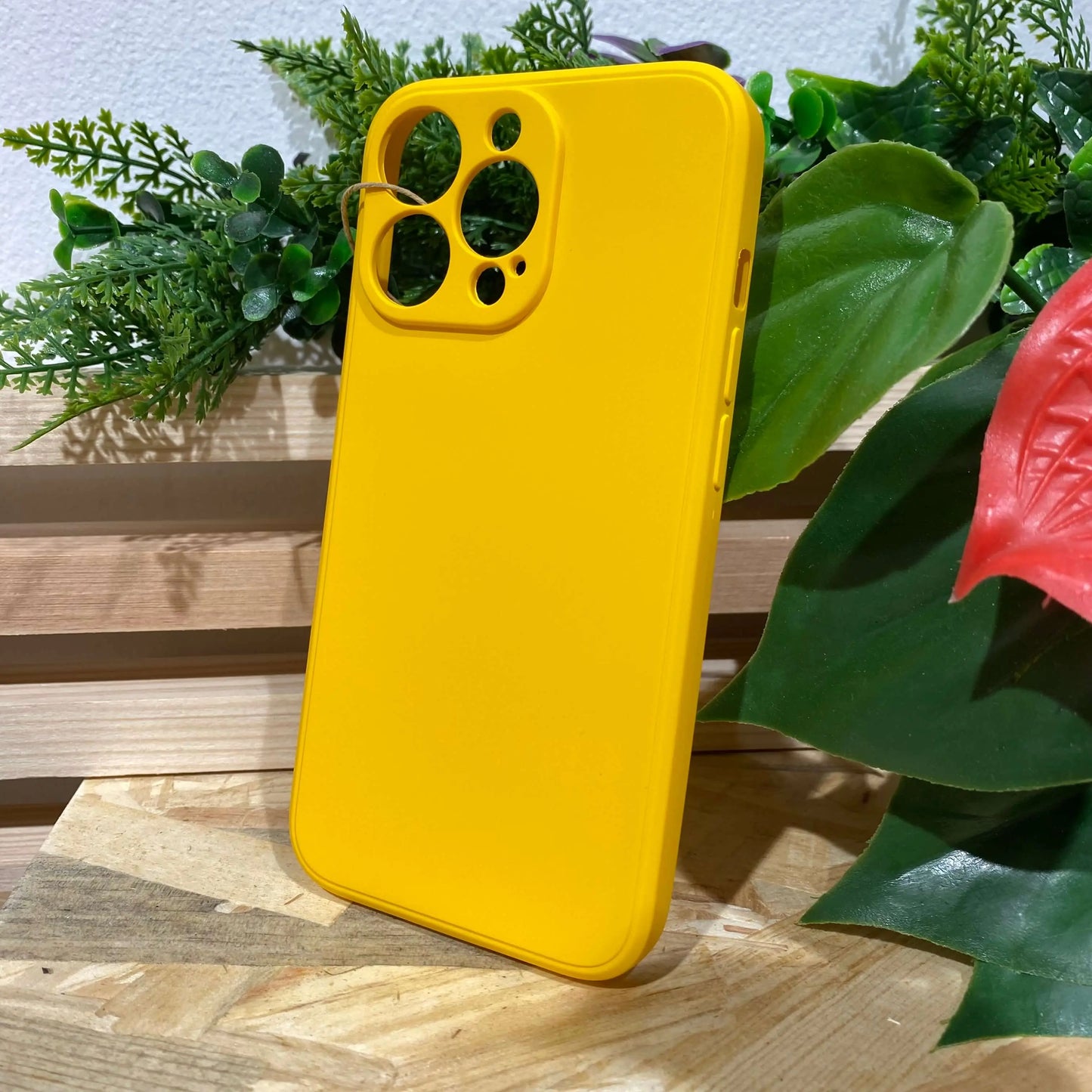 Acheter une coque de protection antichoc pour iPhone 15 pro max couleur jaune tournesol à Aix en Provence chez Neo Mobile
